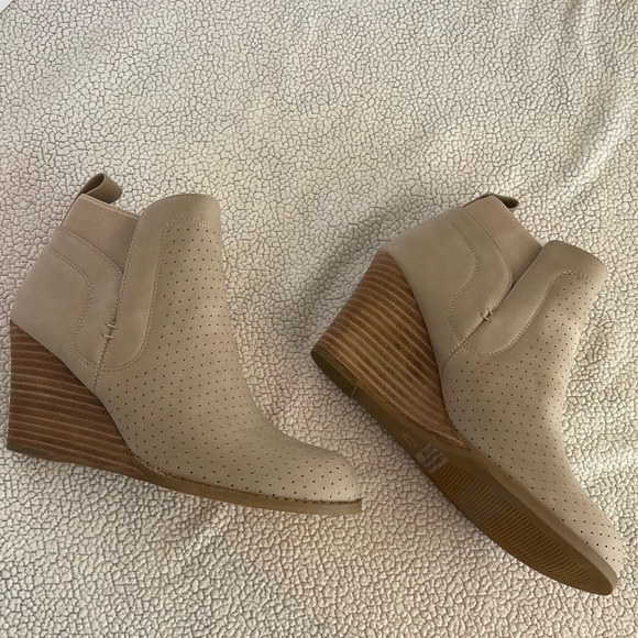 DV Dolce Vita NWOB Gerdy vegan leather beige wedge bootie - Picture 4 of 14